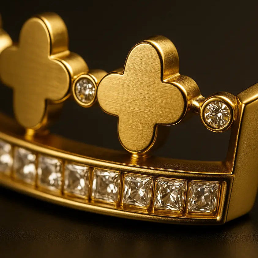 The "Reine" Clover Crown Bangle